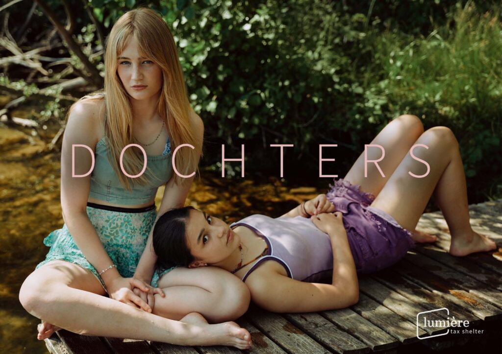 Twee meisjes, beeld uit de reeks Dochters