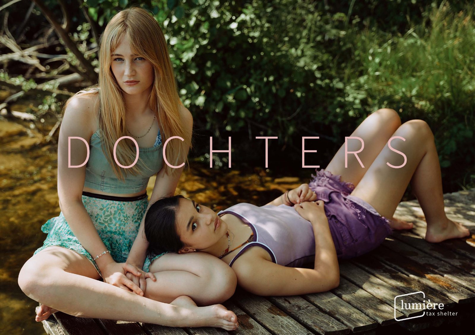 Twee meisjes, beeld uit de reeks Dochters