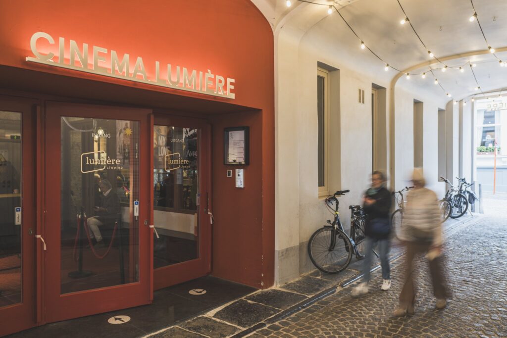 Ingang van Cinema Lumière Brugge
