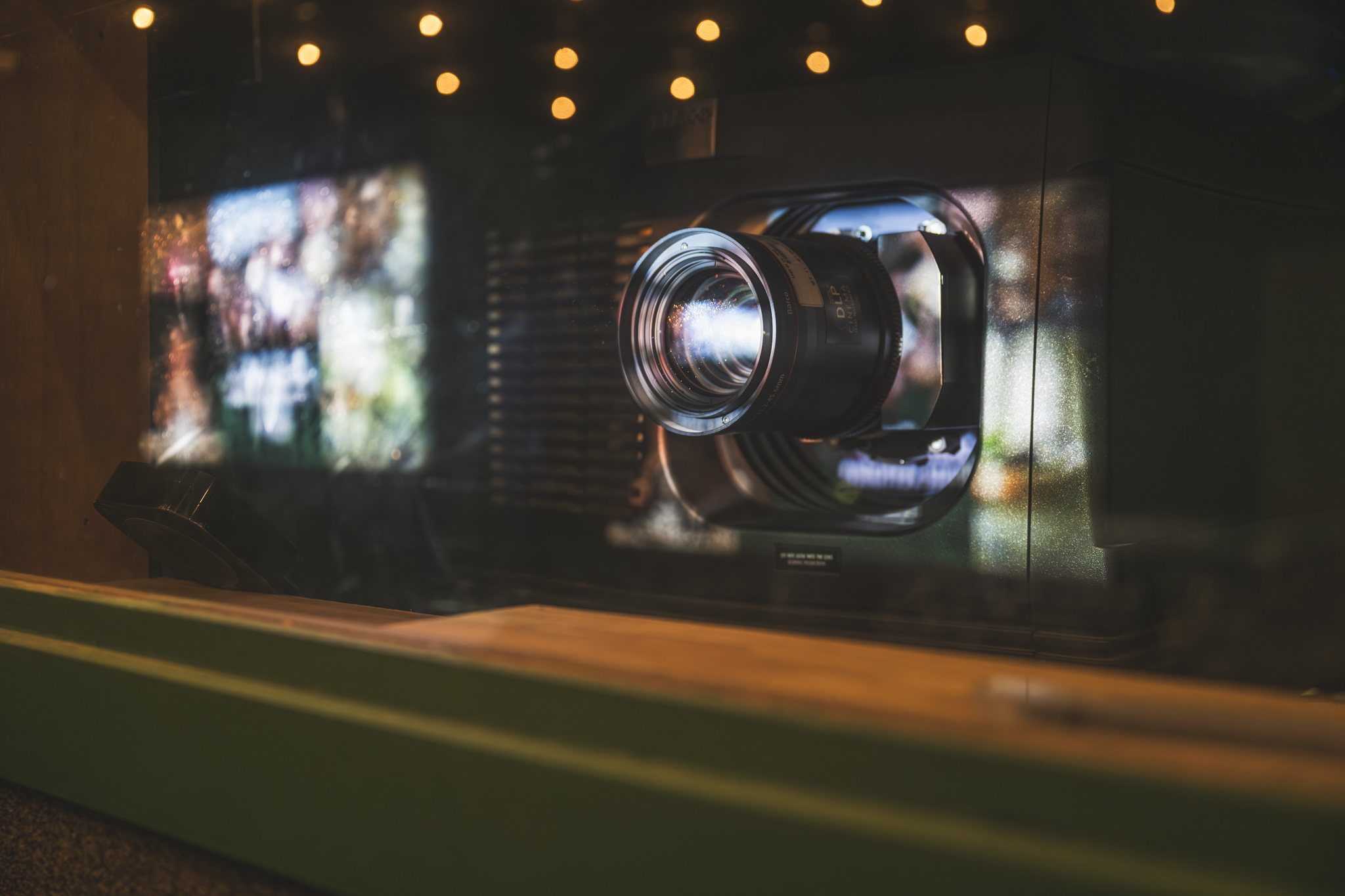 Projector in een zaal van Cinema Lumière Brugge