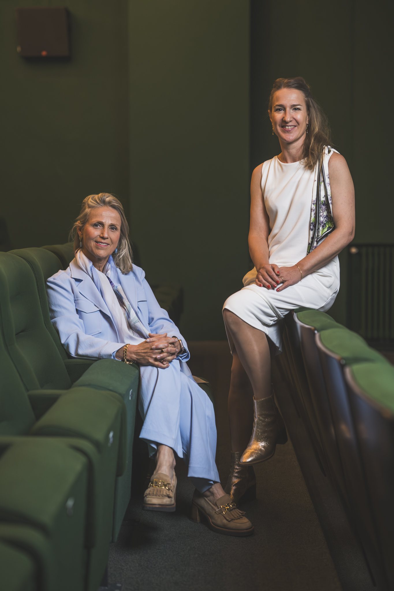 Twee vrouwen in de groene zetels van Cinema Lumière Brugge