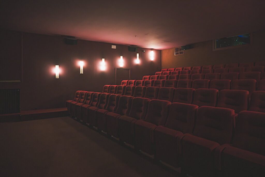 Lege zaal met rode zetels in Cinema Lumière Brugge