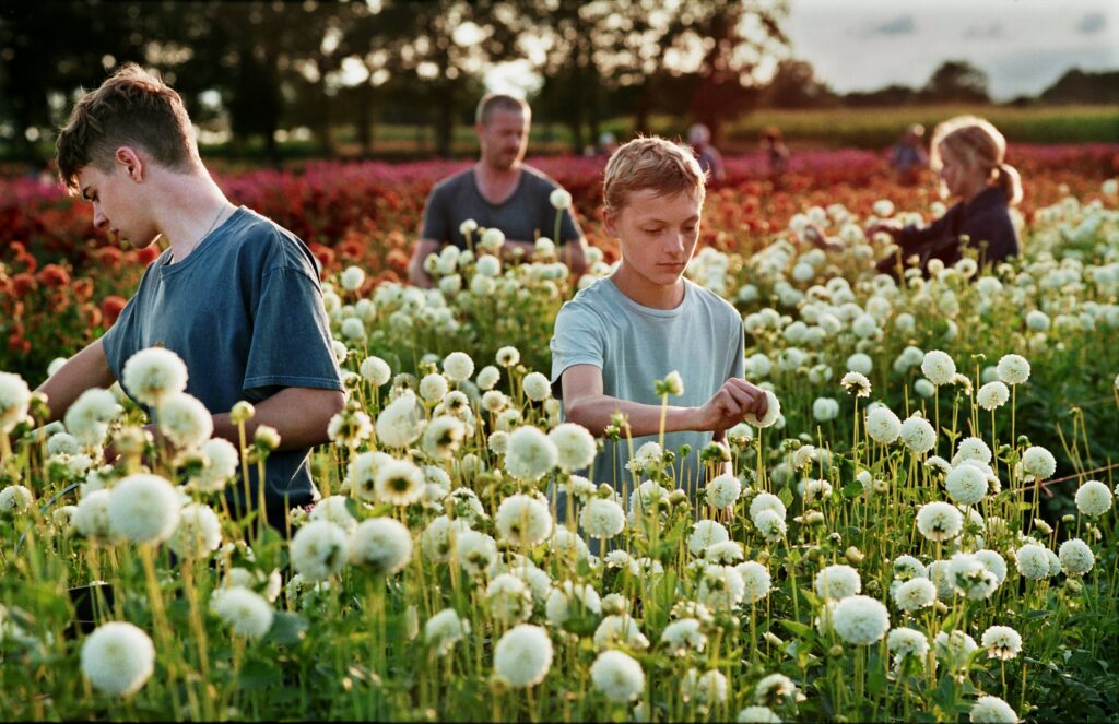 Beeld uit Close: kinderen in een bloemenveld