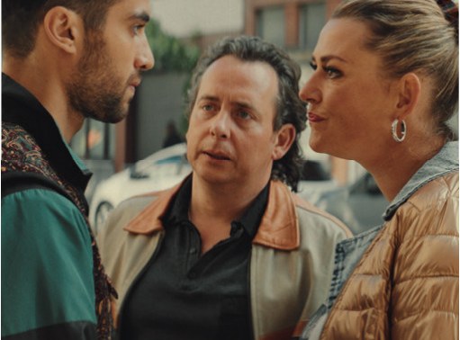 Drie mensen in gesprek, beeld uit de reeks Grond
