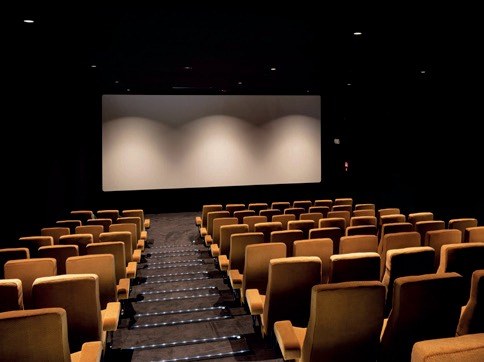 Lege bioscoopzaal van Cinema Lumière in Mechelen