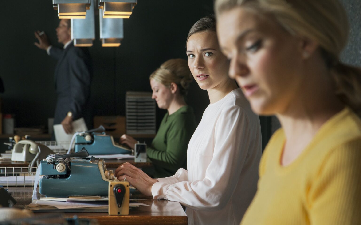 Beeld uit State of Happiness: vrouwen aan typemachines