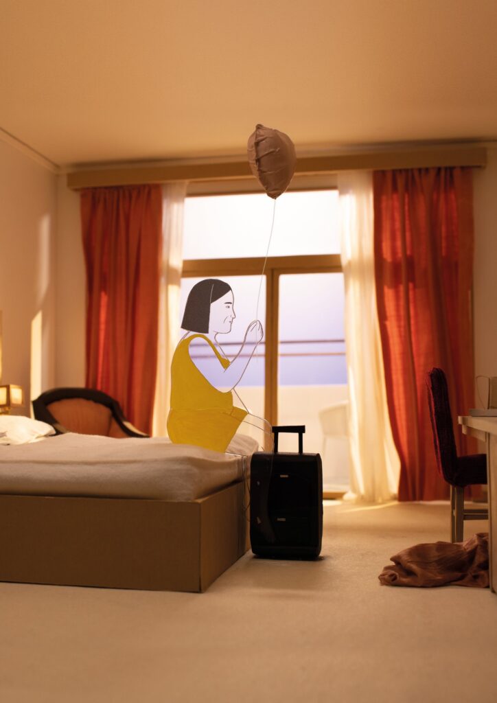 Beeld uit The Miracle: een vrouw in een hotelkamer